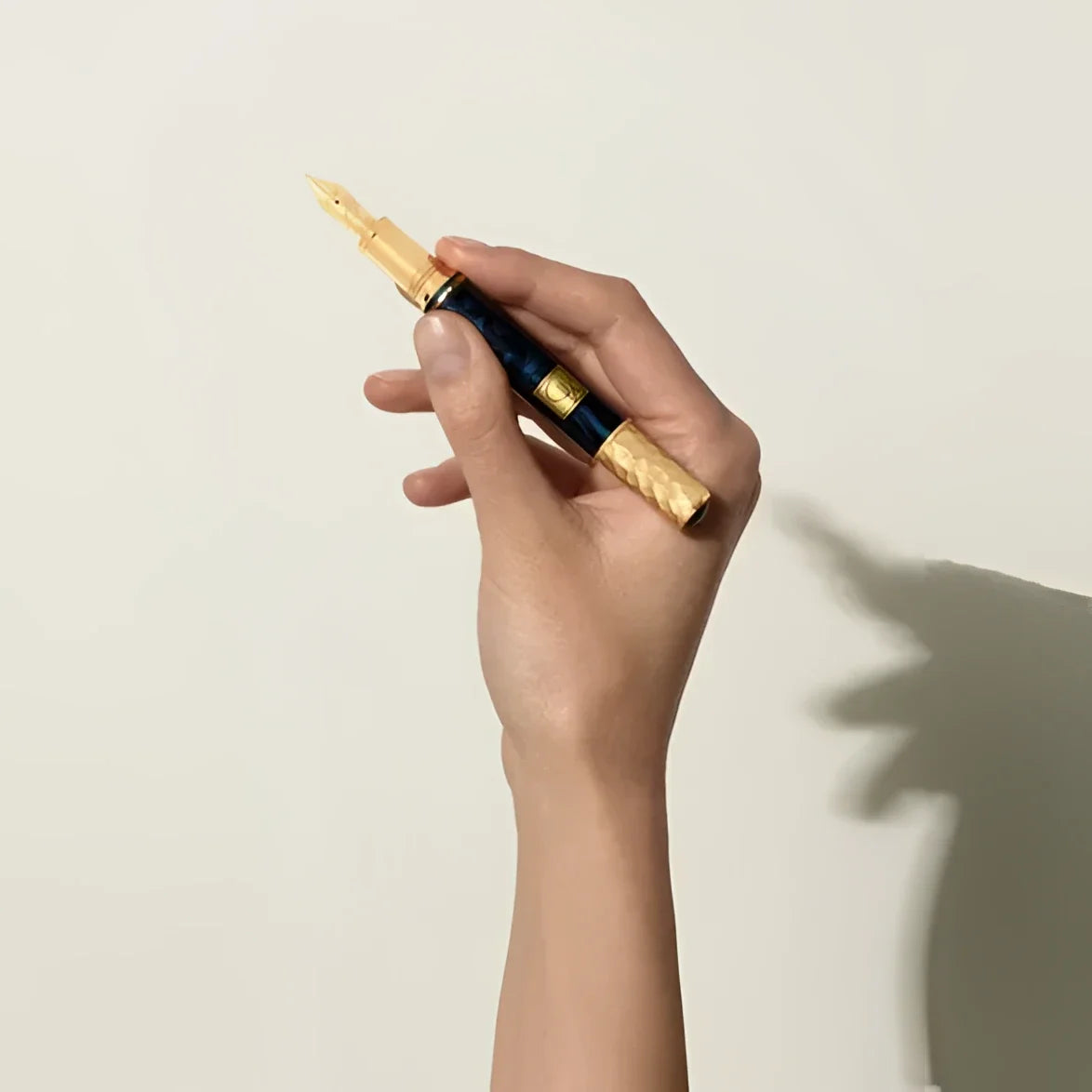 Stilografica montblanc masters of art navy blue con dettagli oro ispirata a gustav klimt edizione limitata