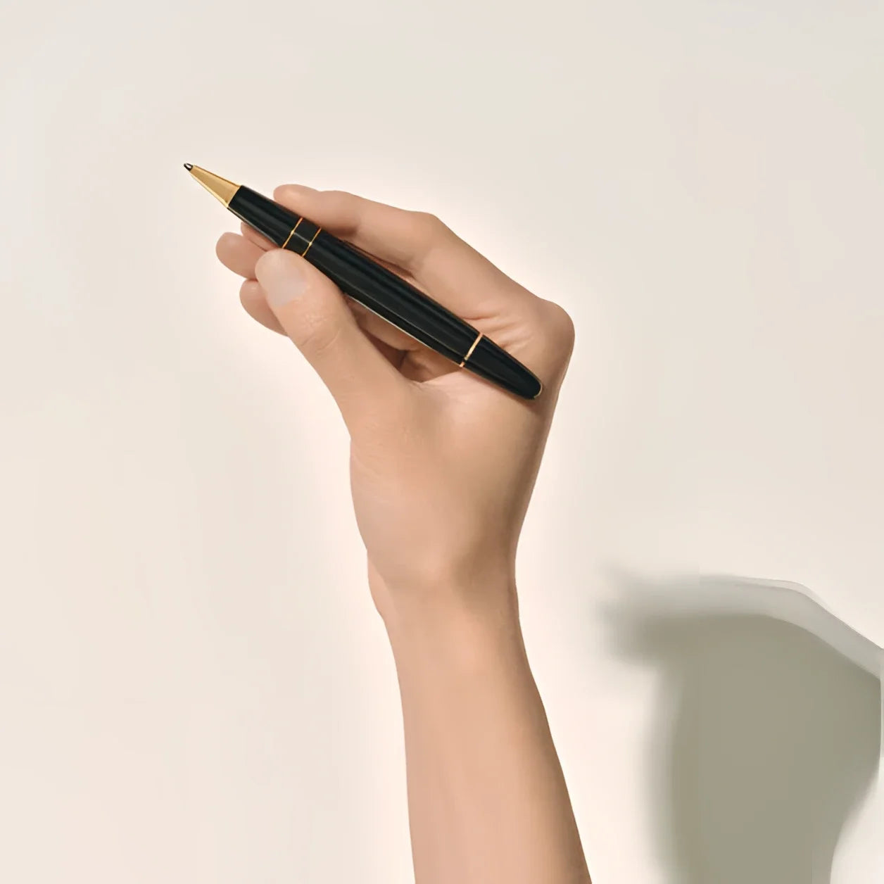 Montblanc roller meisterstuck legrand 132454 in pregiata resina nera con accenti dorati e finitura lucida elegante