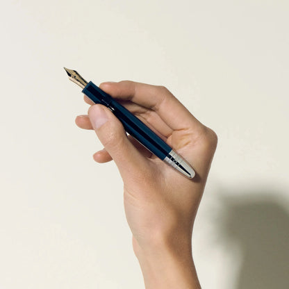 Montblanc stilografica legrand meisterstück around the world in 80 days punta m 132875 blu navy con pennino oro e dettagli argento