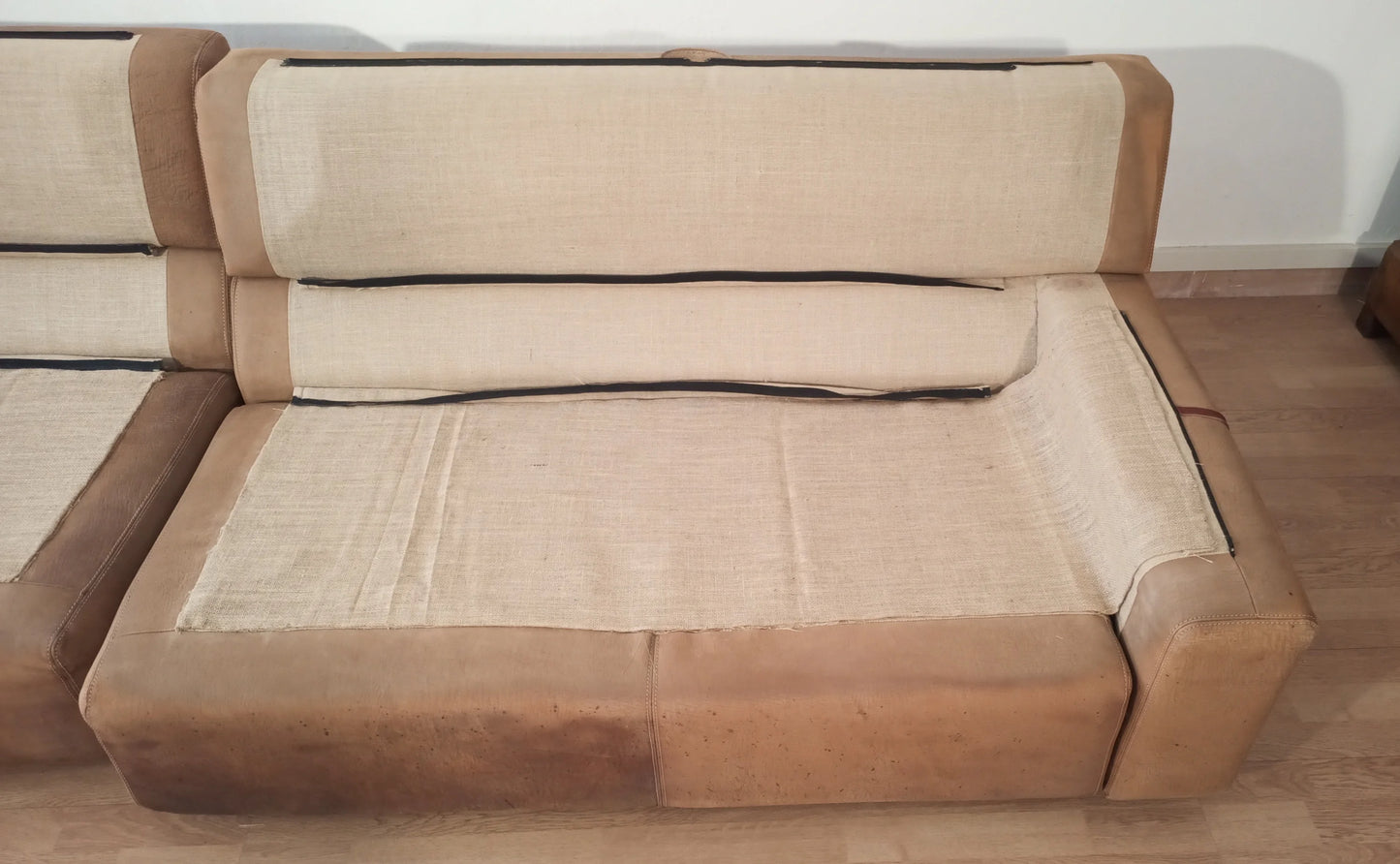 Divano beige con schienale in pelle e pelle scamosciata di carlo bartoli per rossi di albizzate vintage
