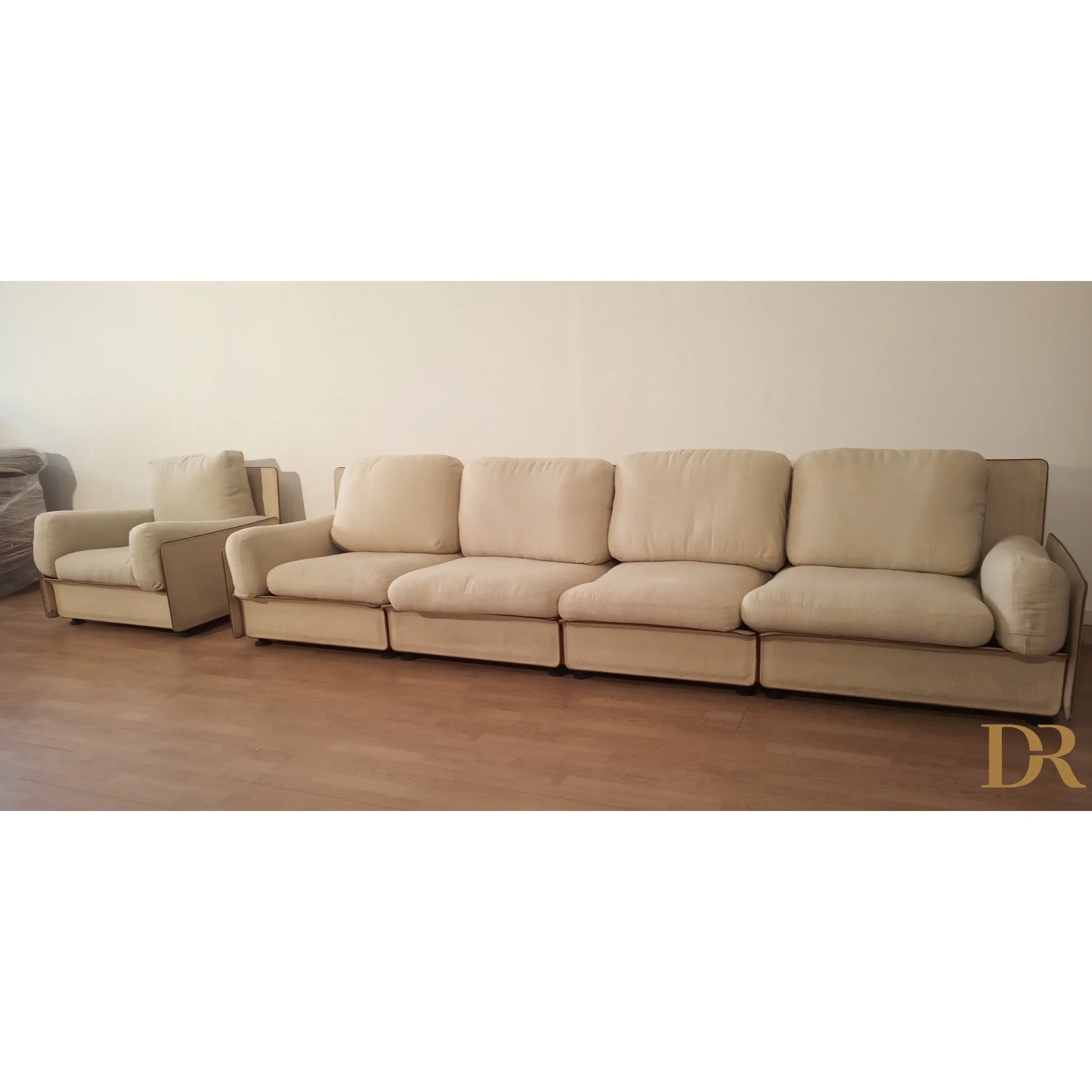 Divano modulare beige modello redifiori set di riccardo arbizzoni con poltrona abbinata per uso living