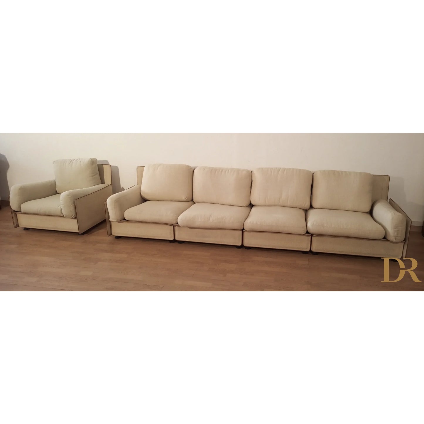 Divano modulare riccardo arbizzoni modello redifiori set con divano beige e poltrona su pavimento in legno