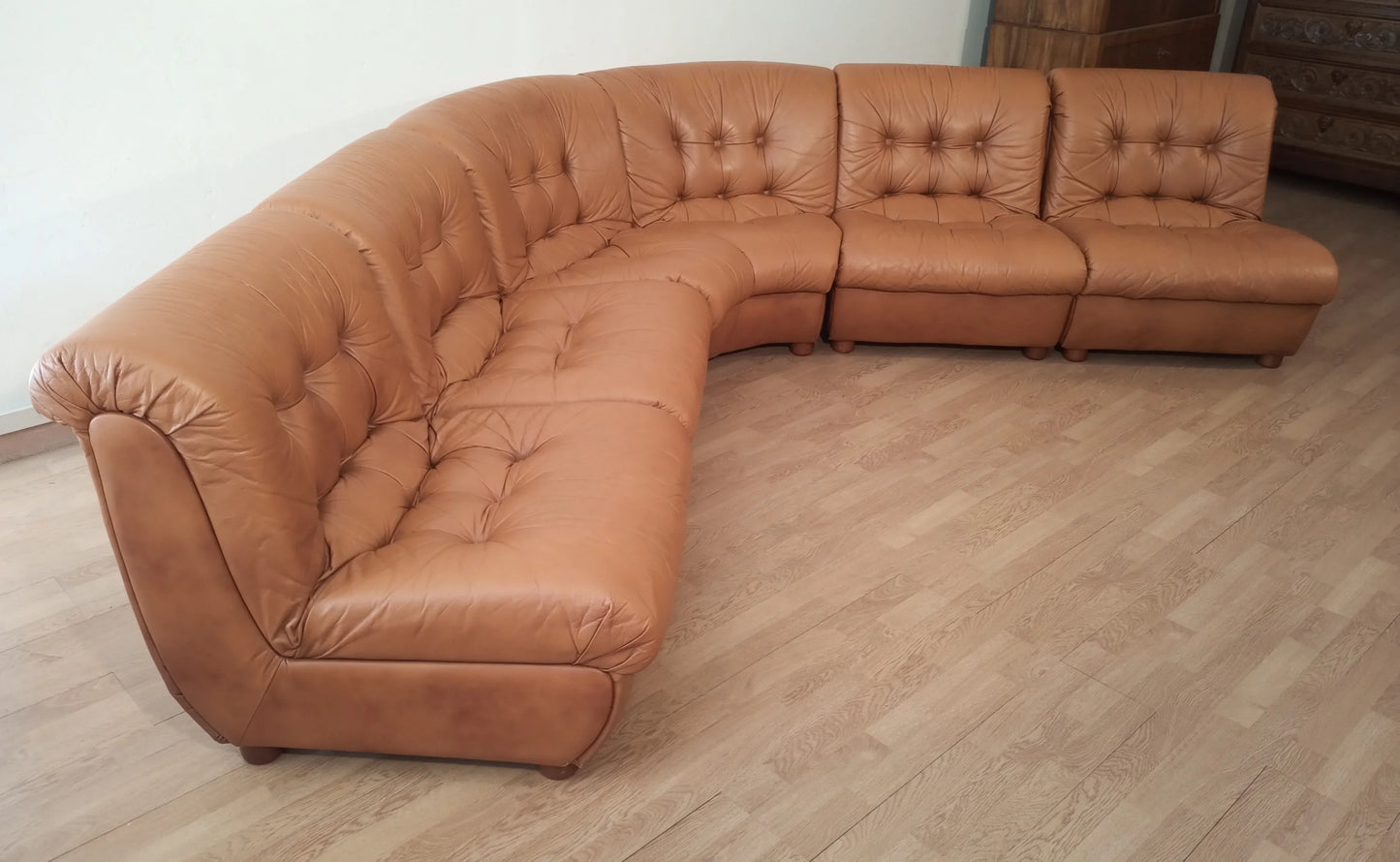 Divano modulare vintage in pelle cognac anni 70 con cuscini capitonnè e design curvo in pelle tinta cognac