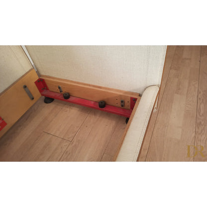 Rampe skateboard rosse e arancioni modello redifiori set di riccardo arbizzoni per divano zanotta 1978 contro muro