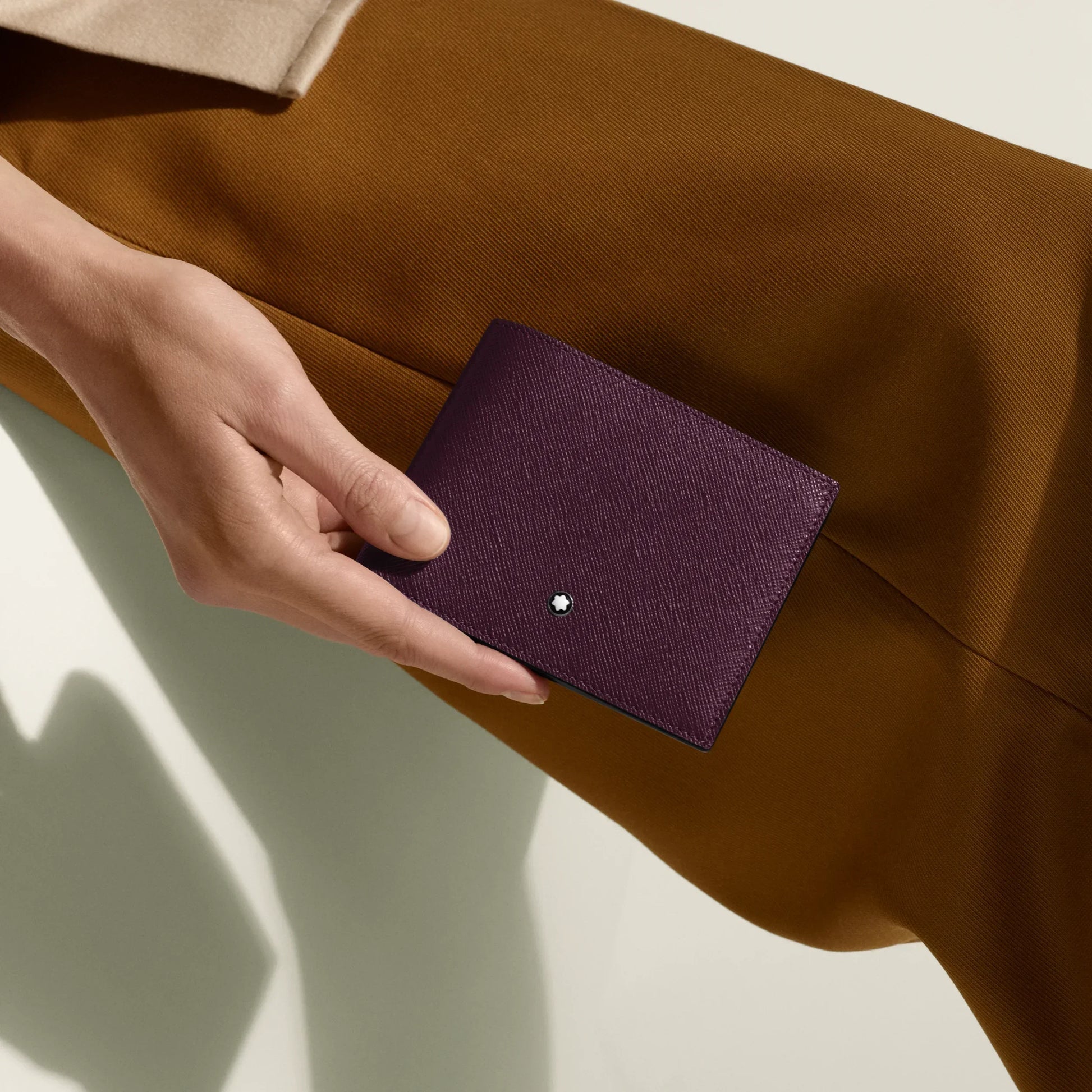 Montblanc portafoglio scomparti sartorial cassis in pelle stampa saffiano viola con emblema stella argento
