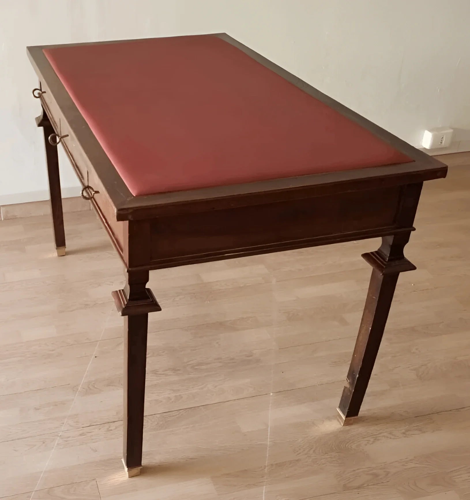 Scrivania stile impero in noce con piano in pelle rossa e piedini in ottone stile impero ottocento