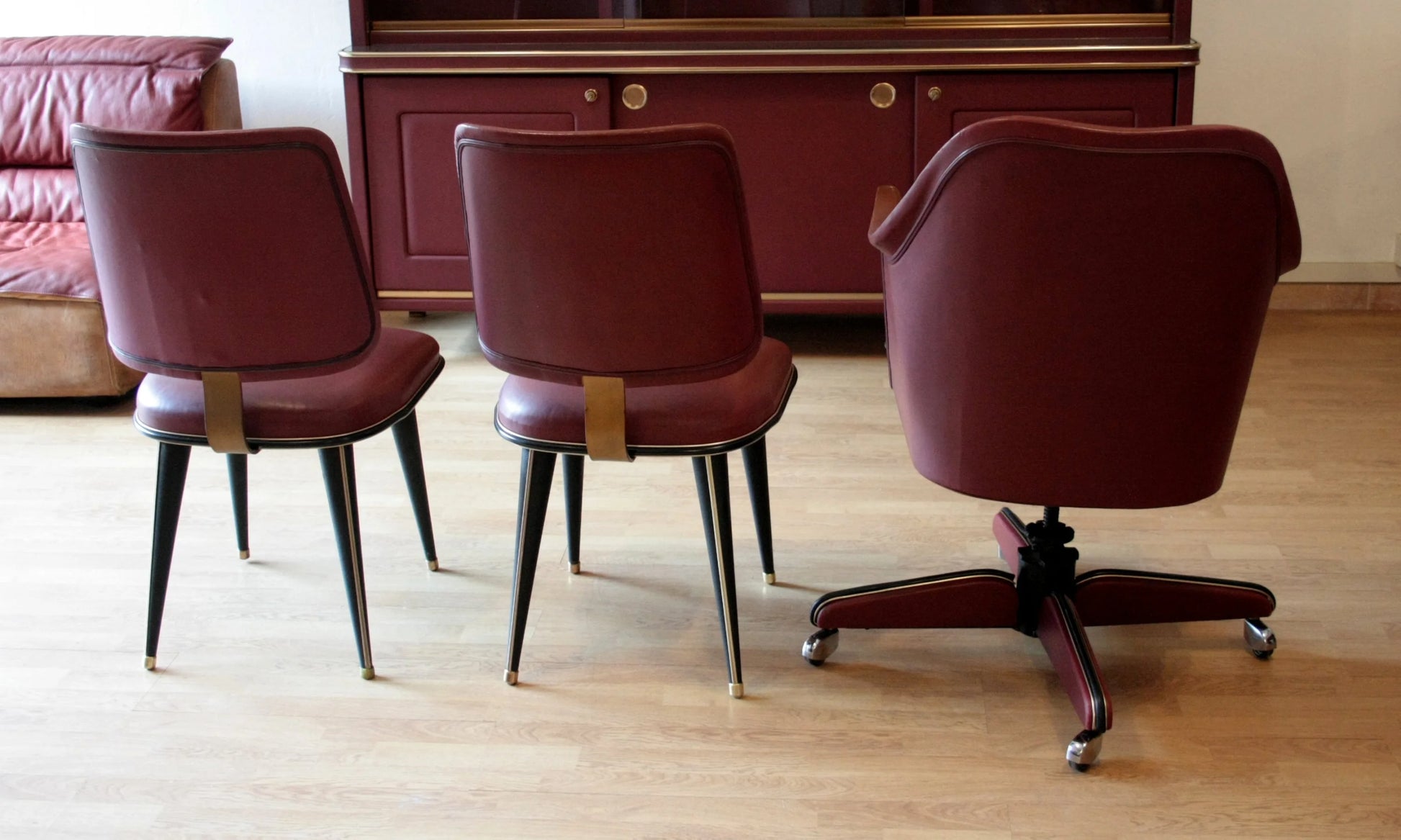 Tre sedie umberto mascagni in similpelle bordeaux con struttura in ottone per scrivania ministeriale disegnata anni 1950