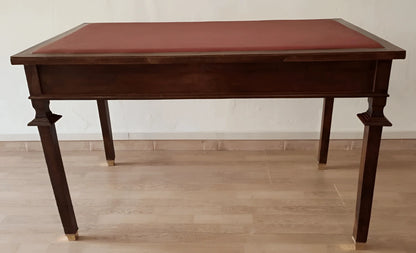 Scrivania stile impero in noce con piano in pelle bordeaux e piedini in ottone con gambe tornite