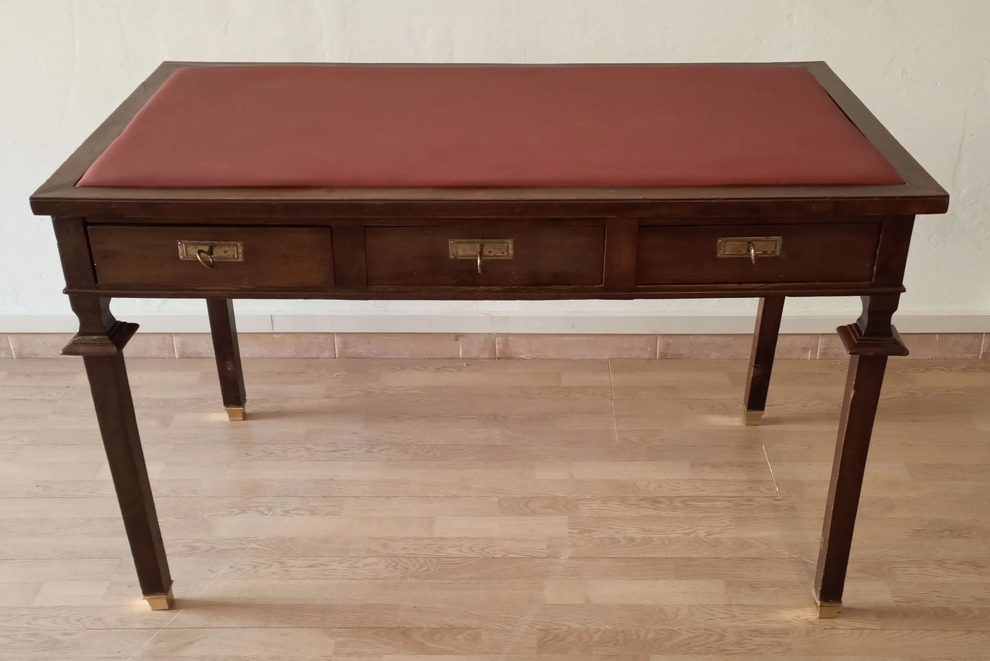 Scrivania stile impero in noce con piano in pelle rossa e piedini in ottone con tre cassetti