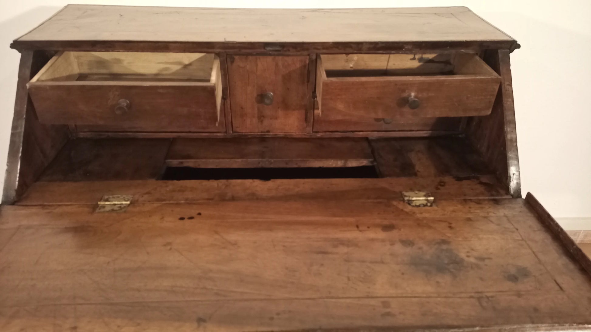 Scrivania ribalta xviii secolo in legno con piano inclinato e due cassetti parzialmente aperti