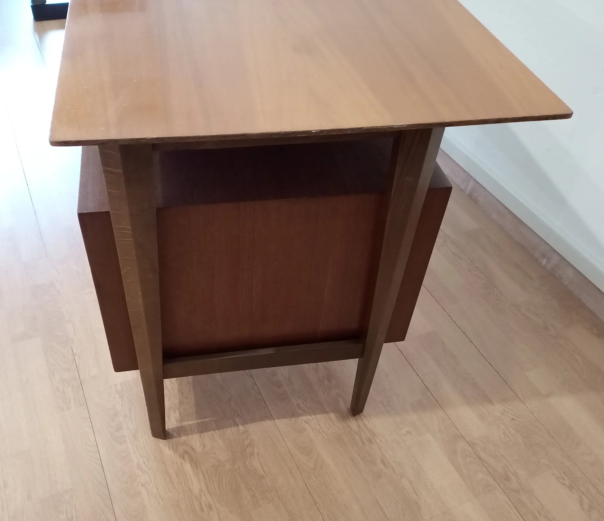 Scrivania scrittoio edmondo palutari anni 50 in legno con vano aperto sottostante e design vintage