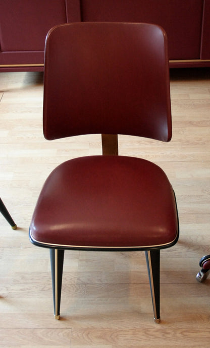 Sedia in similpelle bordeaux con gambe nere di umberto mascagni per scrivania ministeriale disegnata anni 1950