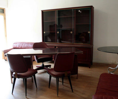 Set scrivania ministeriale disegnata da umberto mascagni in similpelle bordeaux e ottone con tre sedie vintage