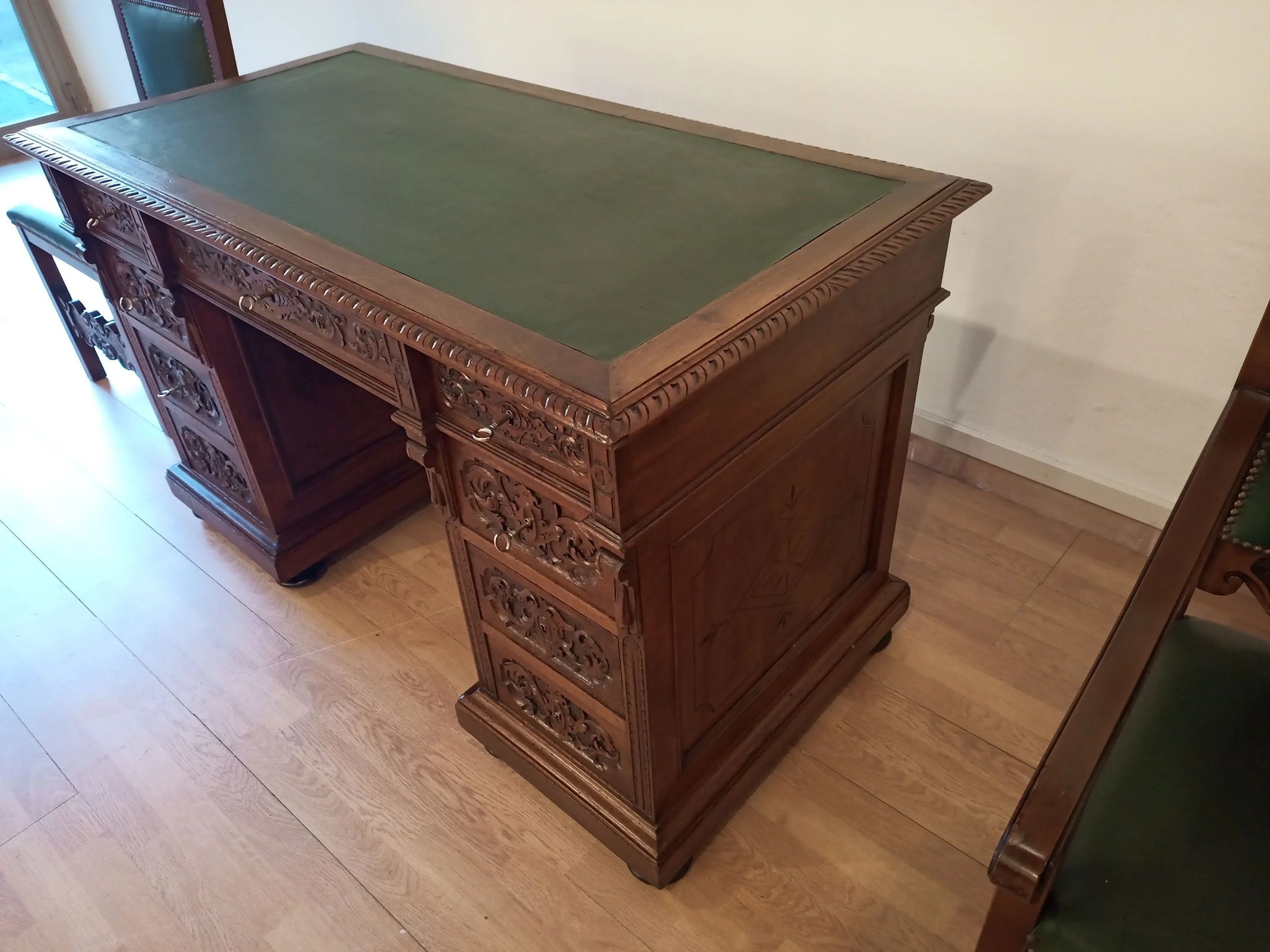 Scrivania studio stile eclettico in noce con piano in pelle verde e pannelli decorativi in un set raffinato