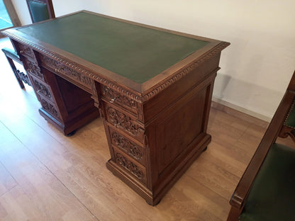 Scrivania studio stile eclettico in noce con piano in pelle verde e pannelli decorativi in un set raffinato
