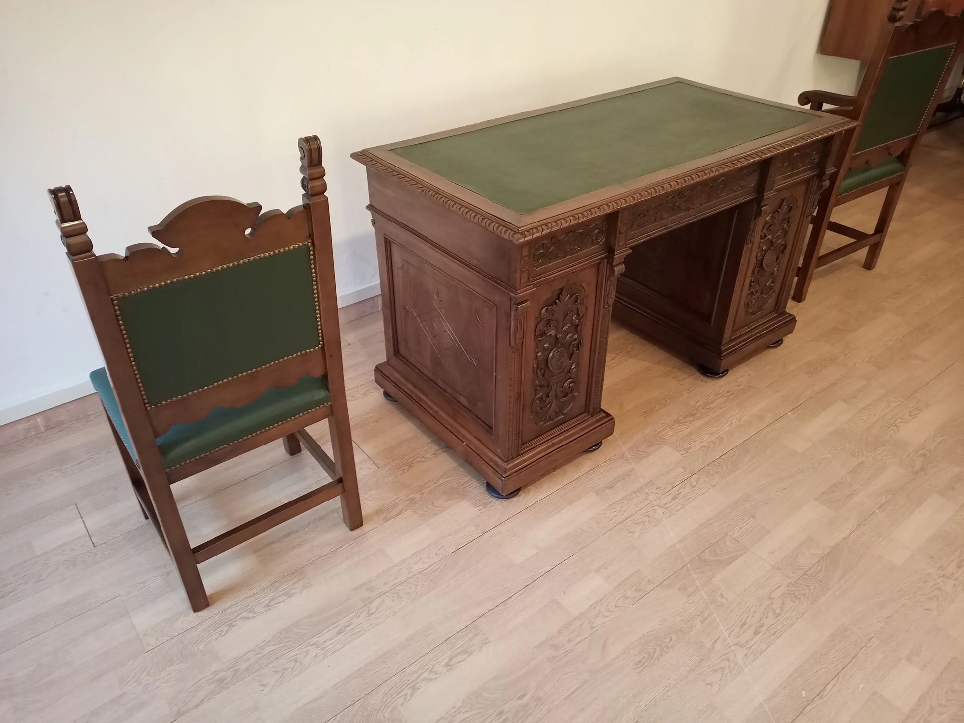 Scrivania studio stile eclettico in noce con piano in pelle verde e pannelli intagliati per ufficio o sala studio