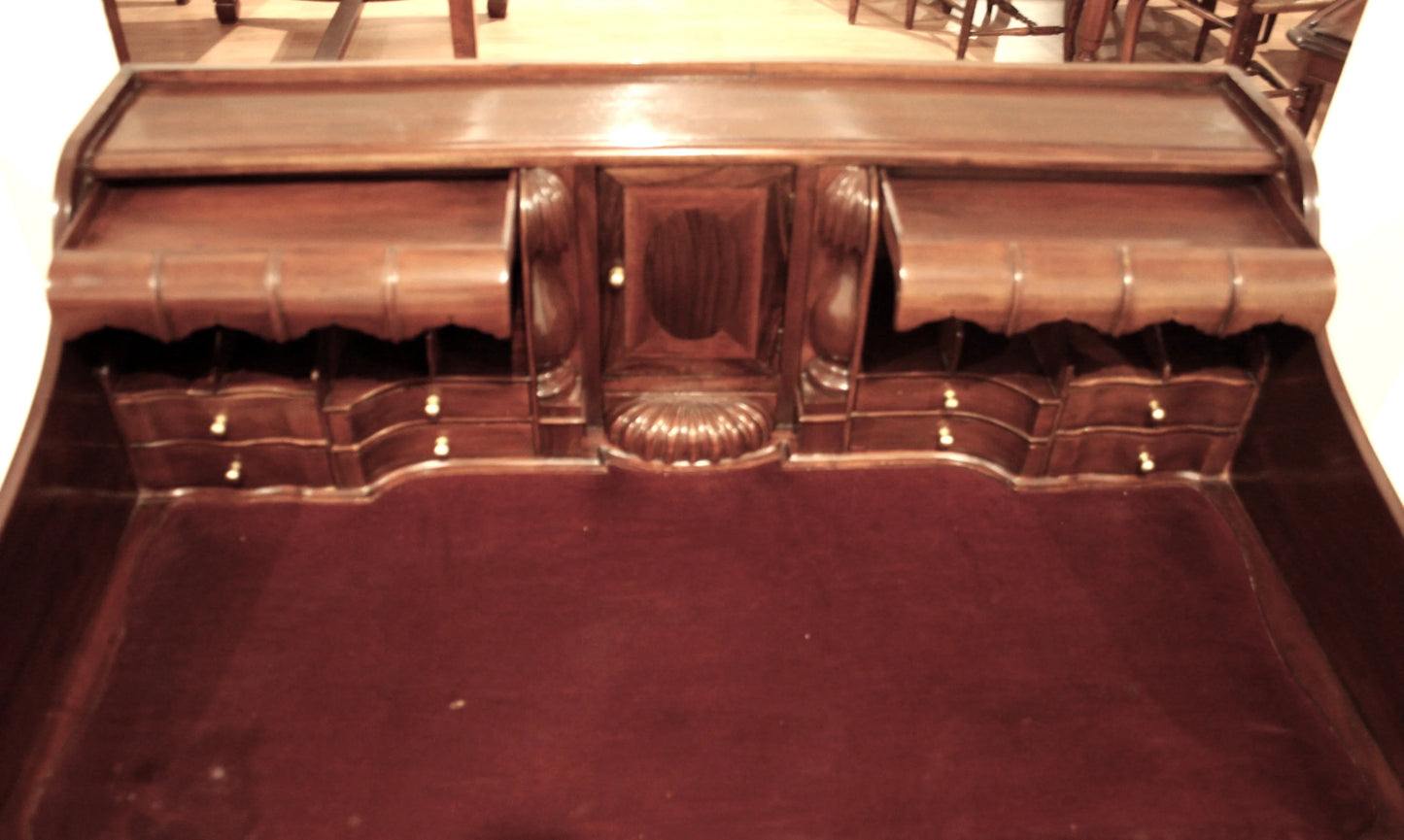 Ornate scrittoio scrivania ufficio stile chippendale inglese in noce con gambe inarcate e dettagli intagliati decorativi