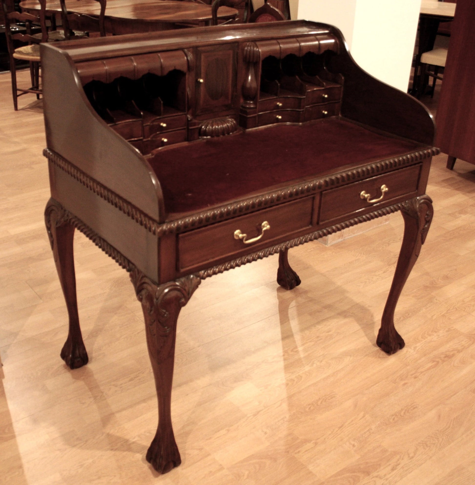Ornate scrittoio scrivania ufficio stile chippendale inglese in noce con gambe inarcate e hardware in ottone