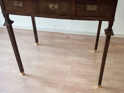 Scrivania stile impero in noce con tre cassetti, piedi in ottone e piano in pelle vintage ottocento