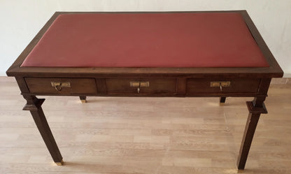 Scrivania stile impero in noce con piano in pelle rossa e tre cassetti dettaglio piedini in ottone