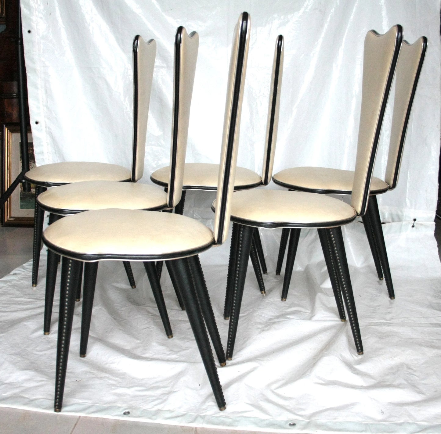 Set 6 sedie umberto mascagni anni 60 italia in ecopelle bianca con triangolo irregolare nero e crema