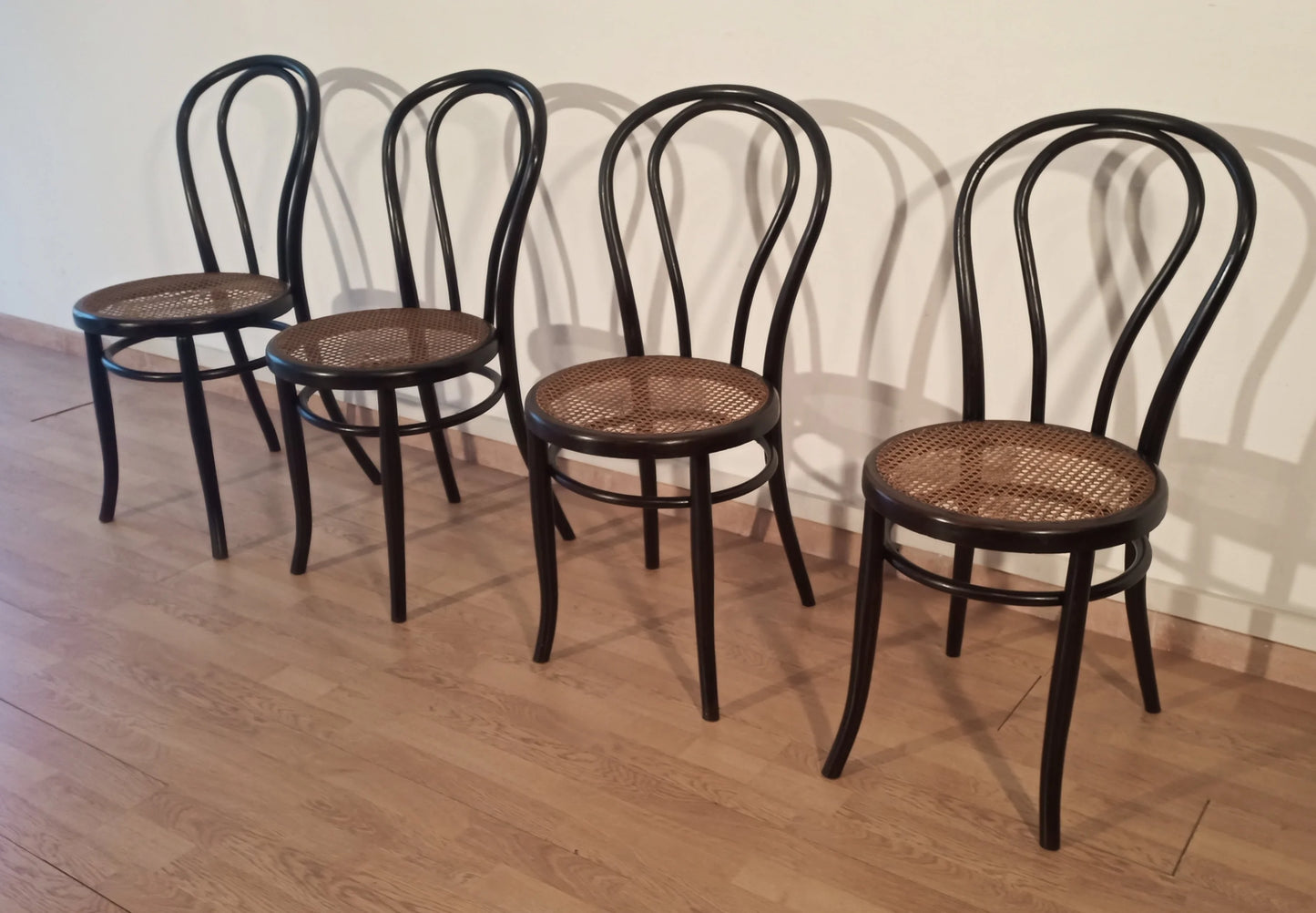 Set di 4 sedie da pranzo in faggio curvato nero stile thonet italia con sedili in paglia intrecciata
