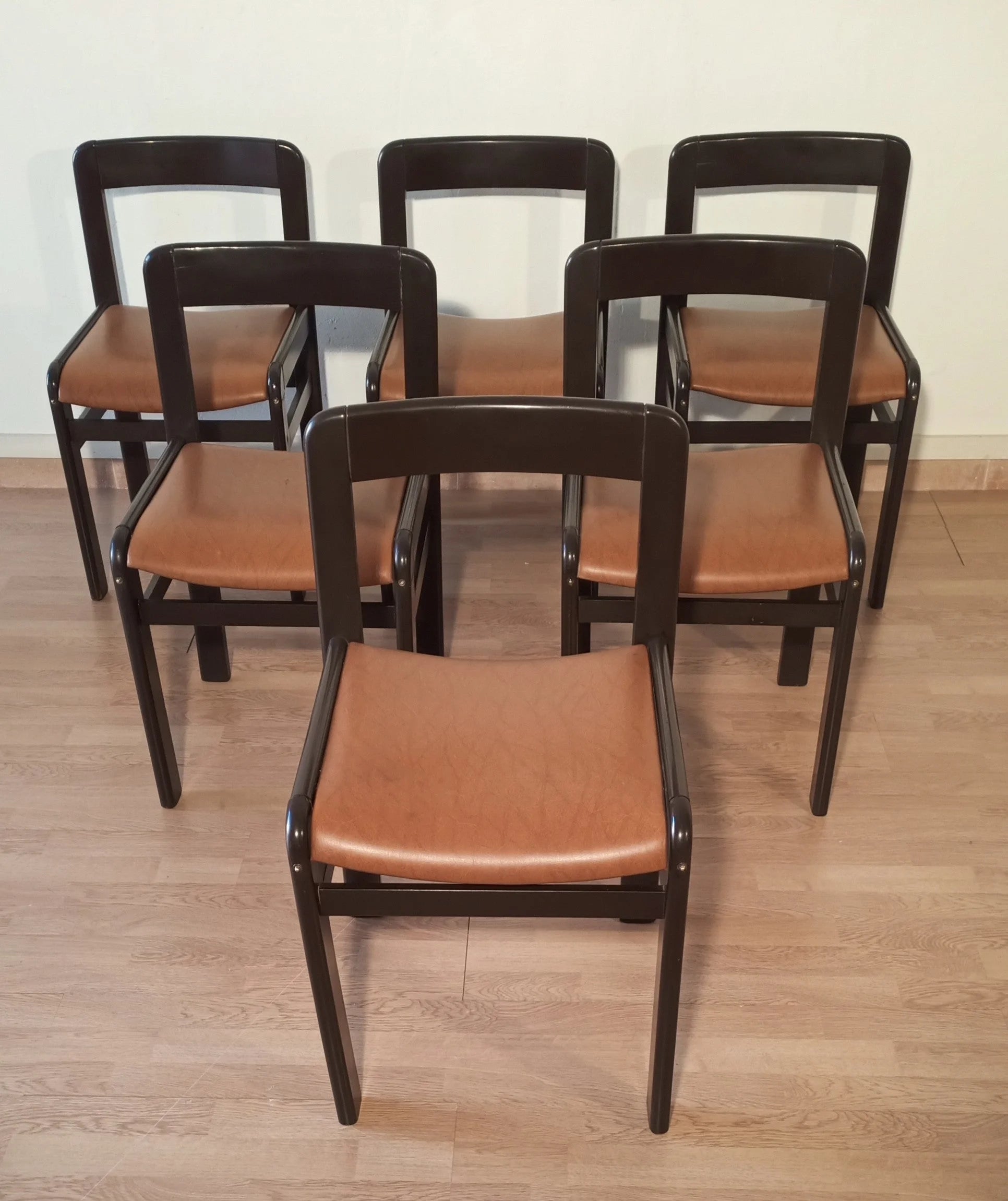 Set di sei sedie da pranzo vintage anni 70 in legno scuro con sedili in pelle marrone chiaro
