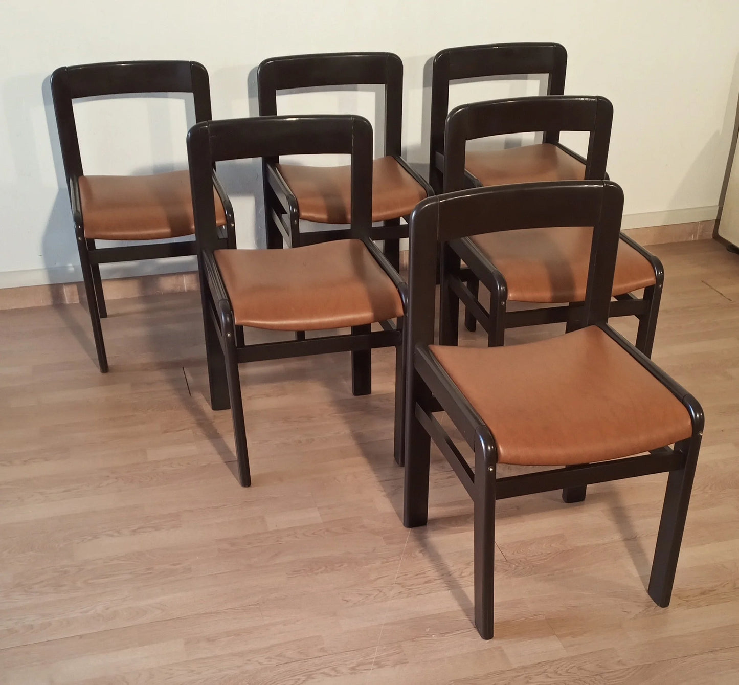 Set di 6 sedie da pranzo vintage brutaliste in legno scuro con seduta in pelle marrone degli anni 70