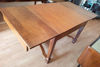 Antico ed elegante tavolo decò vintage in ciliegio massello con gambe curve e prolunghe allungabile restaurato