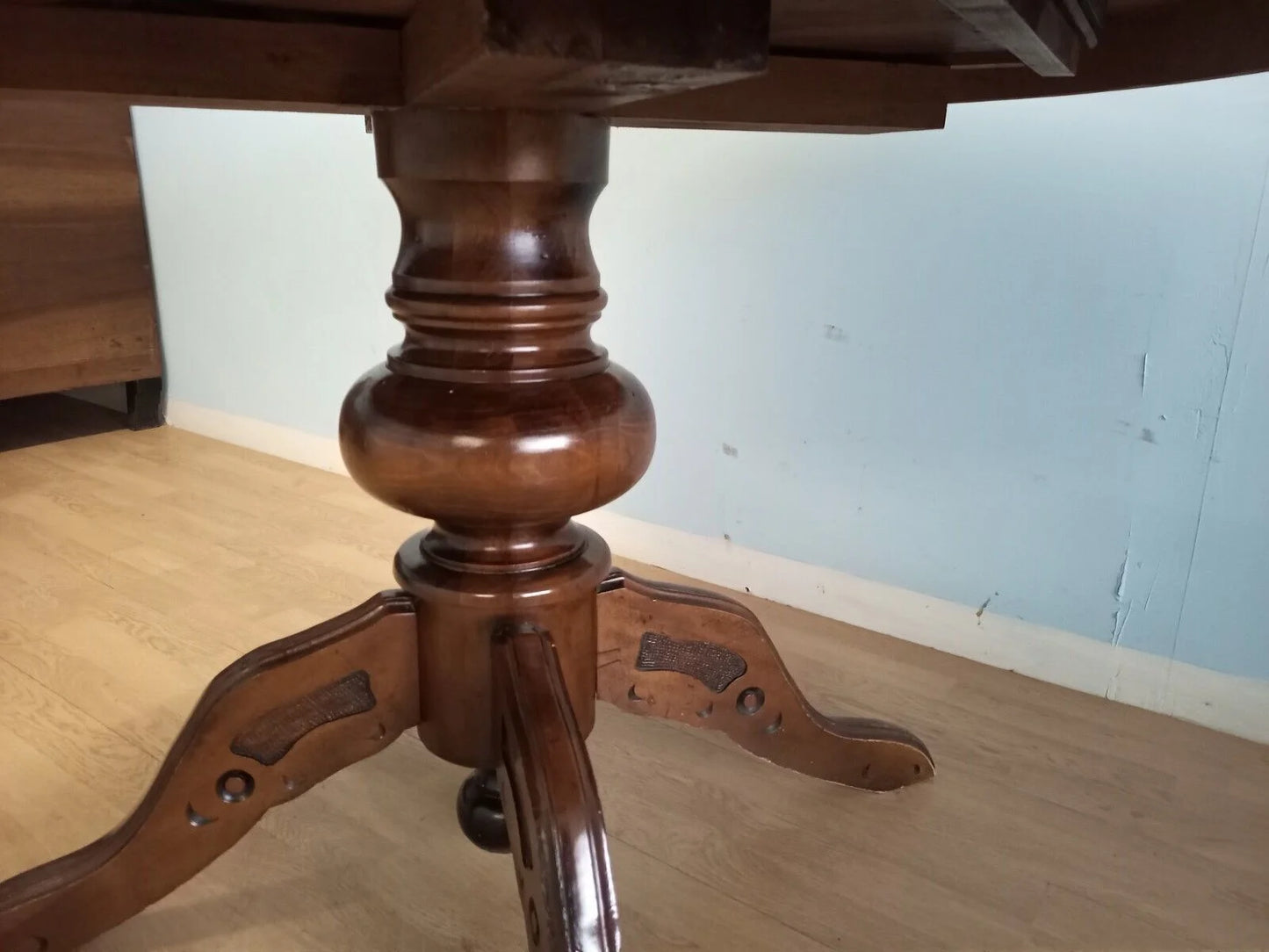 Base in legno con gambe scolpite per tavolo tondo allungabile stile luigi filippo vintage per casa