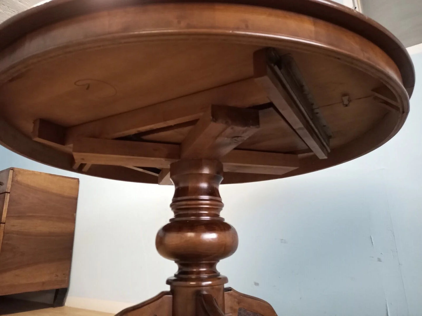 Tavolo tondo allungabile stile luigi filippo in legno con base tornita ideale per casa vintage anni 1970 circa
