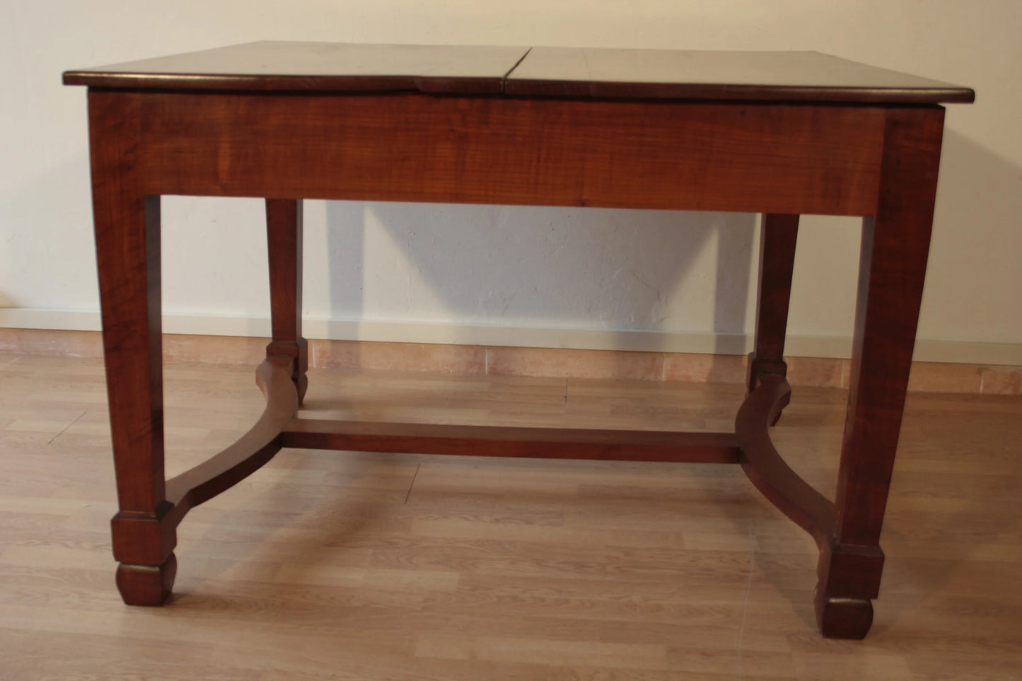 Antico ed elegante tavolo decò vintage allungabile in ciliegio massello con gambe dritte e barra di supporto orizzontale