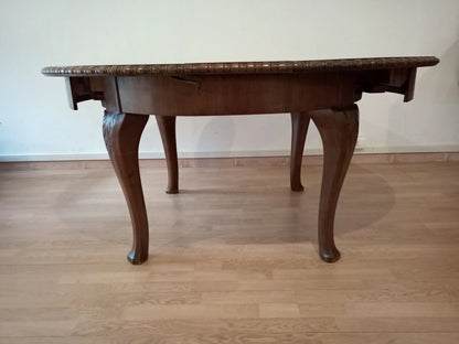 Tavolo tondo vintage in rovere con gambe cabriole stile luigi filippo degli anni 1960