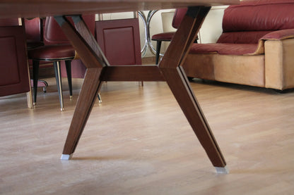 Gambe in legno marrone del tavolo tolomeo di ico parisi scrivania direzionale modello italia 1958