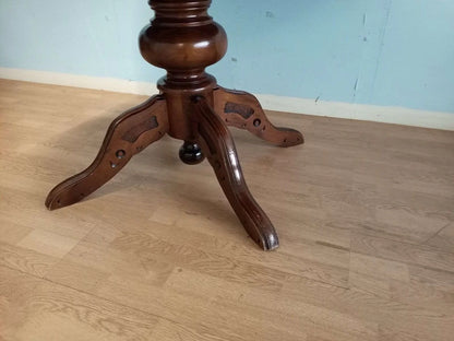 Base in legno intagliato con tre piedi curvi del tavolo tondo allungabile stile luigi filippo per la casa vintage anni 1970