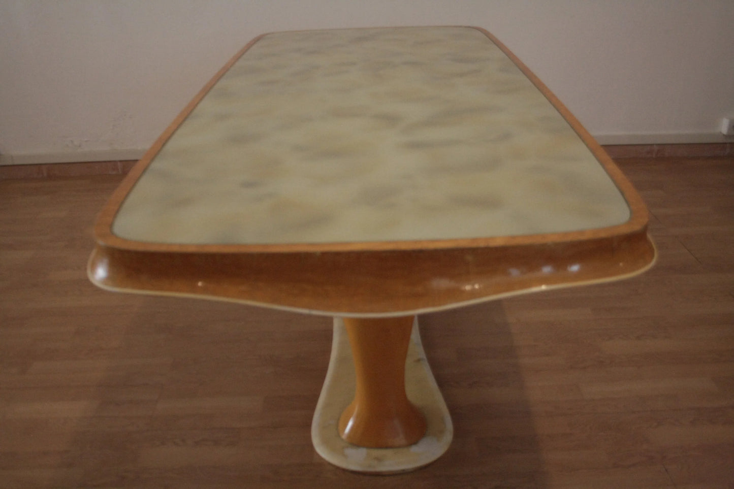 Tavolo da pranzo rettangolare vittorio dassi beige e marrone in stile mid-century moderno anni 50 per dario raia antiquariato