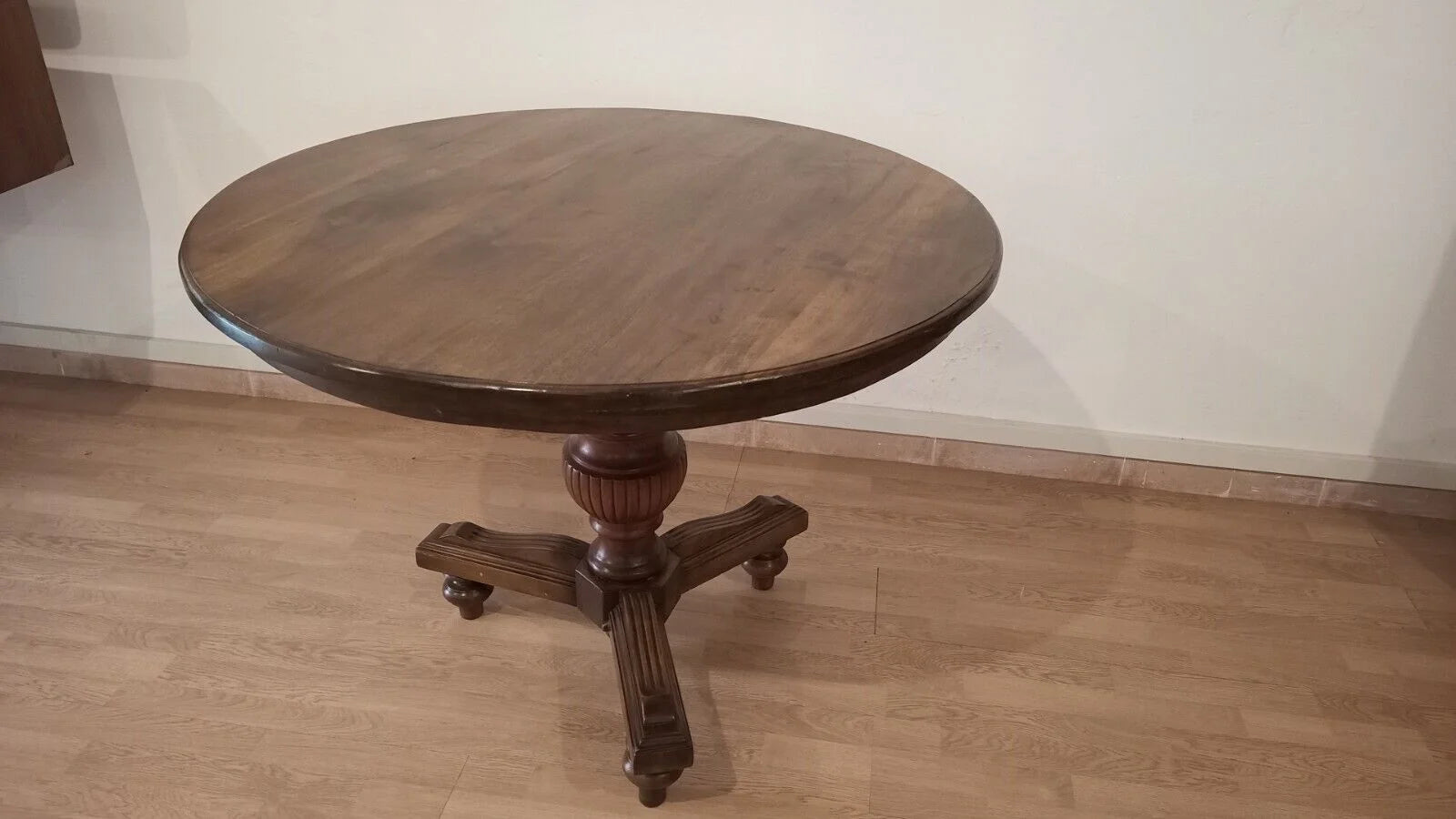 Tavolo tondo ottocento in noce stile umbertino vintage con base intagliata e ruote su piedistallo in legno