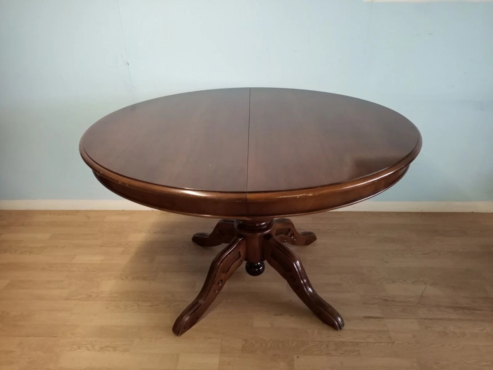 Tavolo tondo allungabile stile luigi filippo in legno con base a piedistallo e gambe intagliate per casa vintage anni 1970
