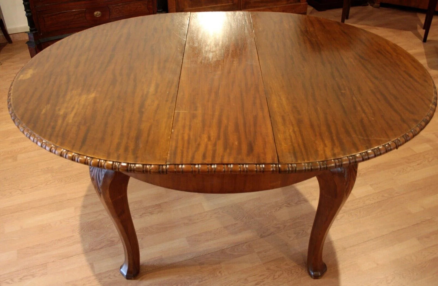 Tavolo tondo vintage allungabile in rovere stile luigi filippo con gambe cabriole curve degli anni 1960