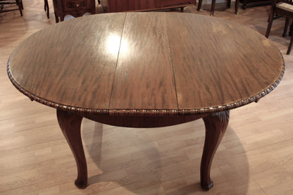 Tavolo tondo allungabile in rovere vintage stile luigi filippo con gambe a cabriole e rifiniture decorate degli anni 1960