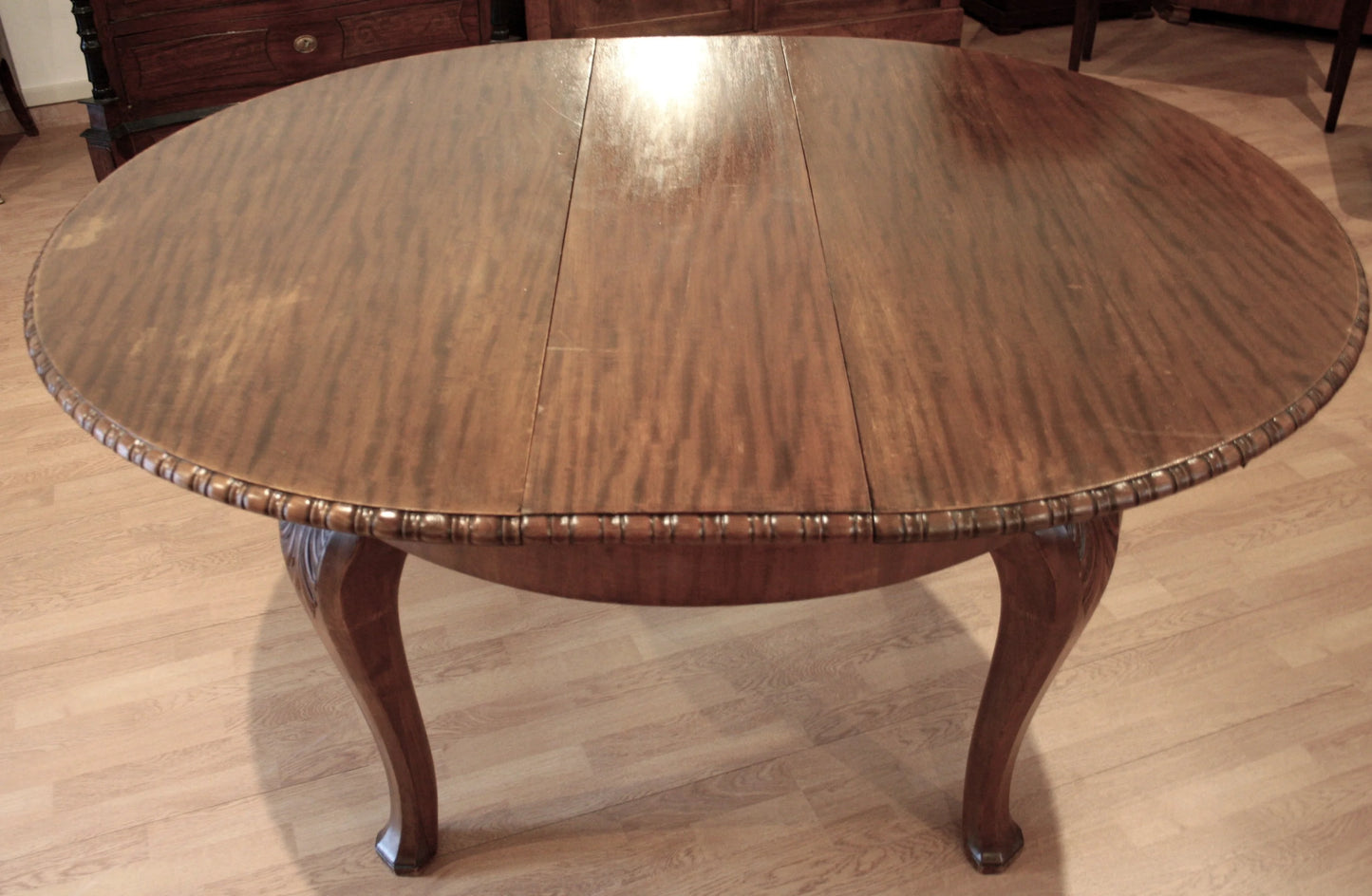 Tavolo tondo vintage in rovere stile luigi filippo con gambe cabriole curve e rifiniture decorative anni 1960