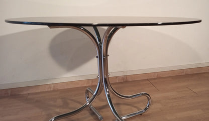Tavolino da caffè con base in acciaio cromato e piano rotondo in vetro fumé di design italiano cromato