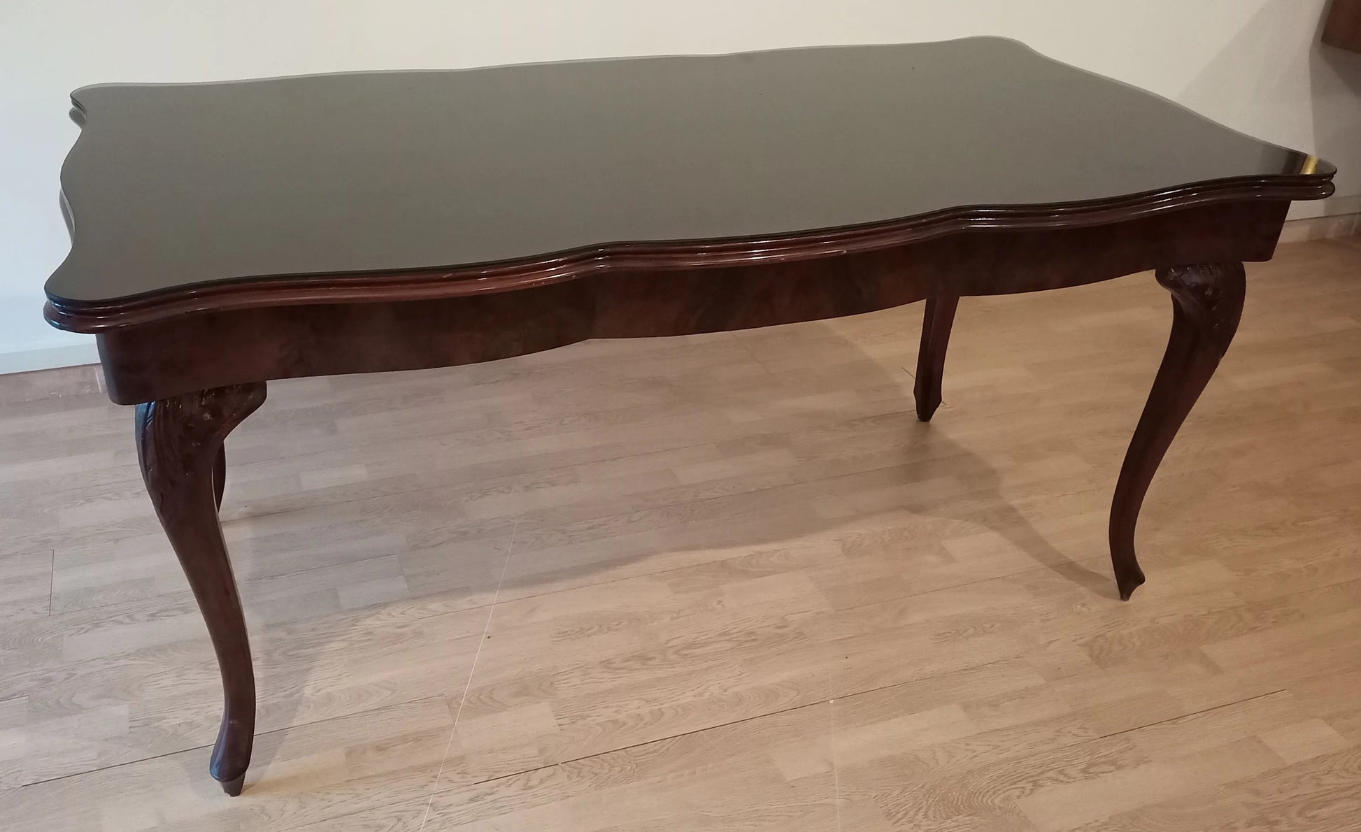 Tavolo chippendale vintage in vetro temperato fumè splendido con ripiano in noce e gambe cabriole curve