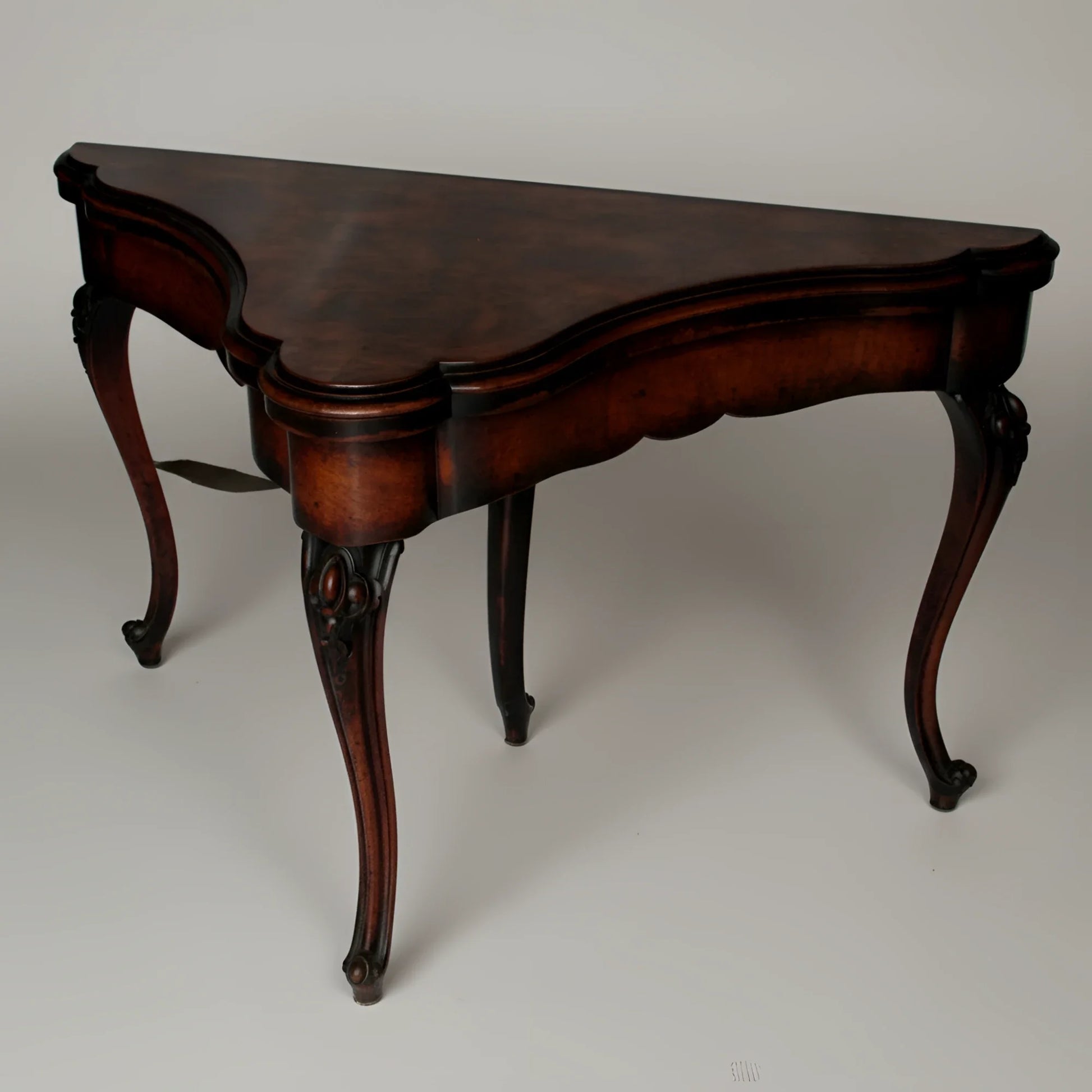 Console tavolo da gioco inglese fine xviii secolo in legno scuro con gambe intagliate e bordo smerlato di eccezionale qualità ebanistica