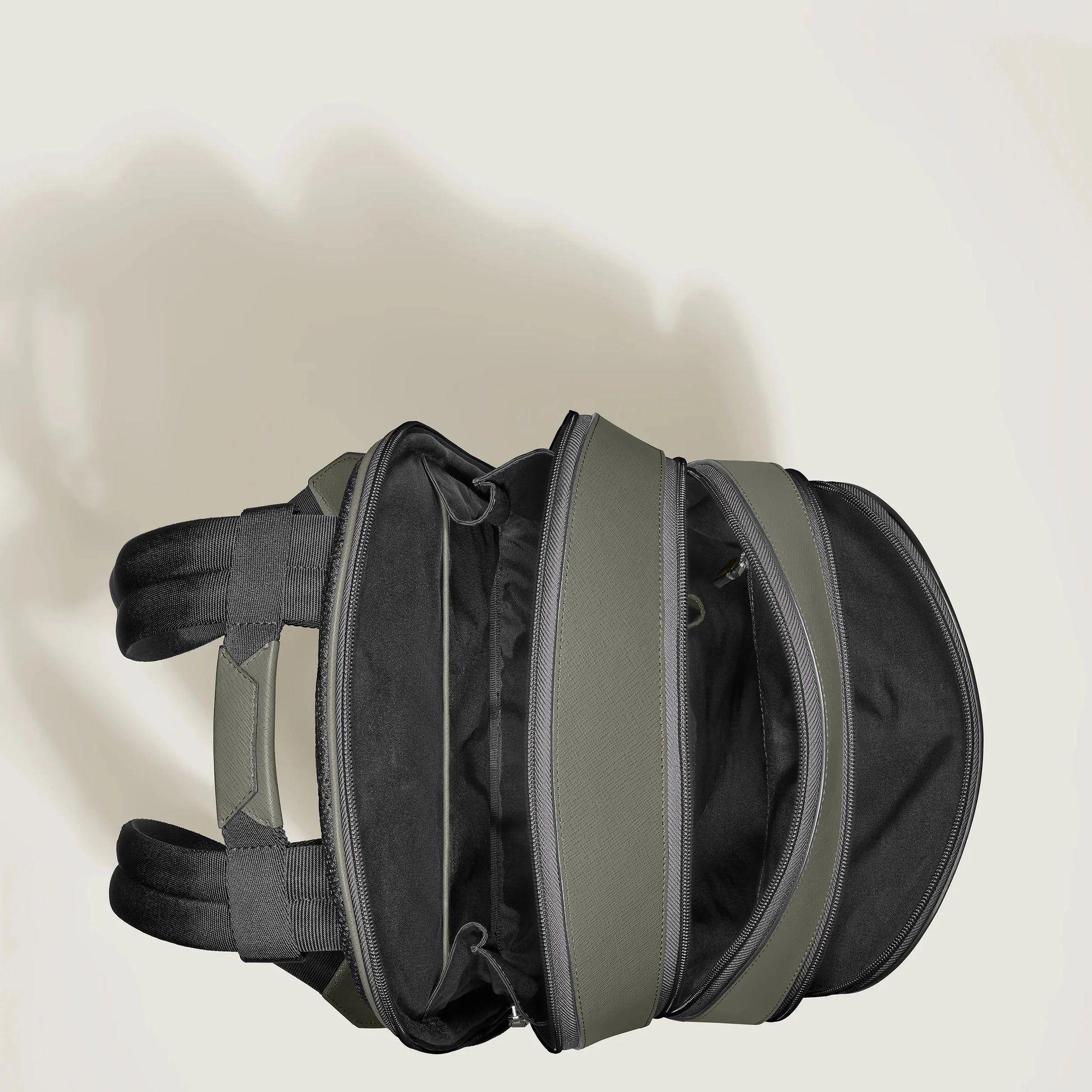 Montblanc zaino medio grigio medio in stampa saffiano con 3 scomparti design raffinato stile urbano