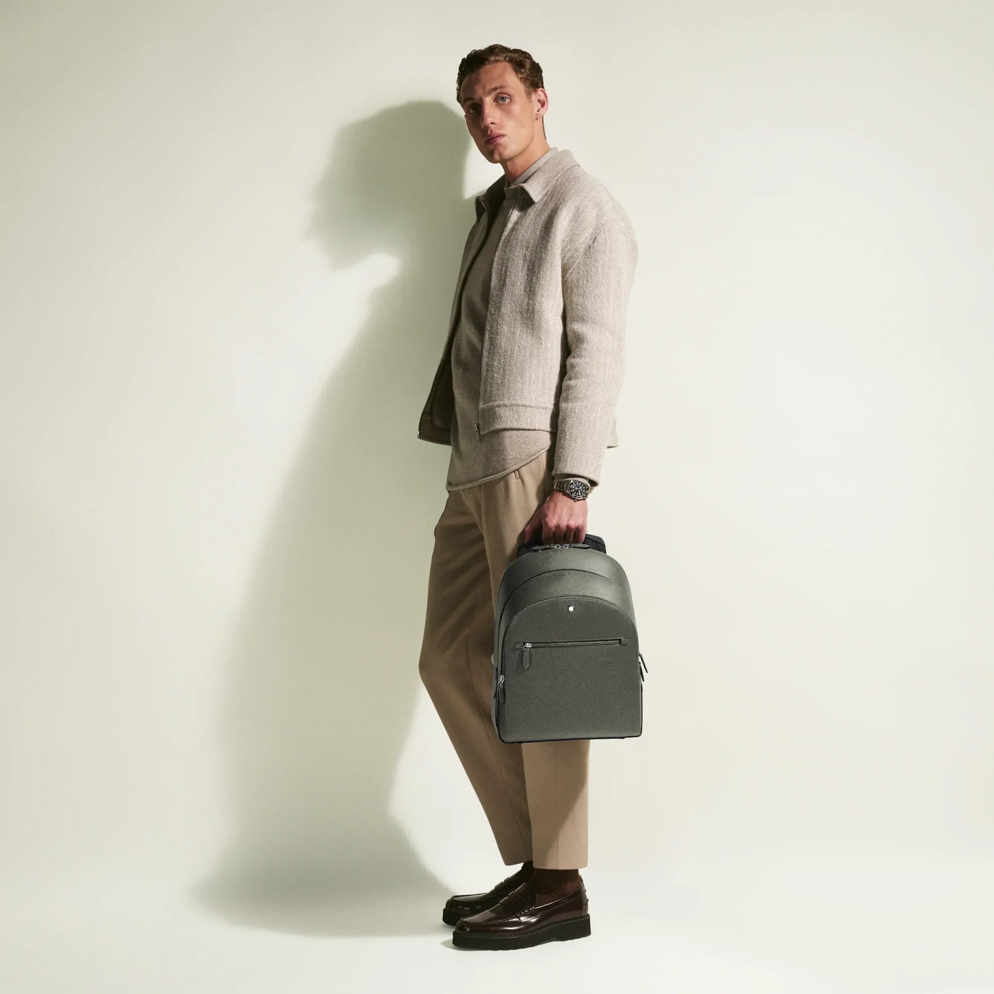 Montblanc zaino medio in pelle stampa saffiano grigio medio con 3 scomparti e raffinato stile urbano